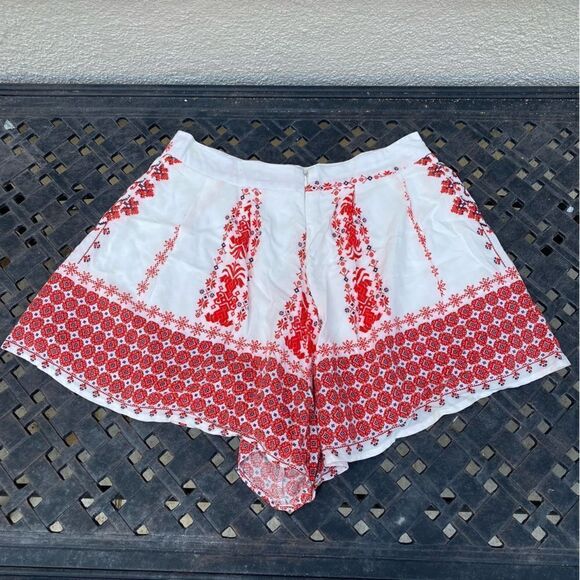 Papaya White & Red Patterned Shorts. Size Medium. Very Good Pre-Owned Condition. - Picture 2 of 6